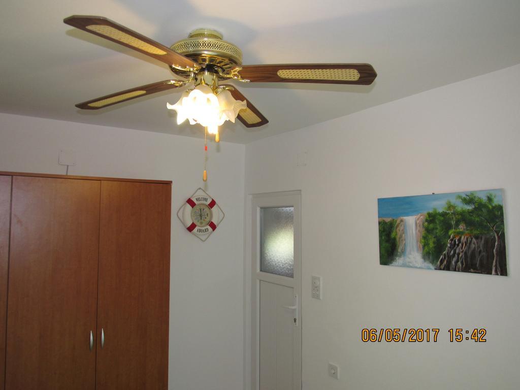 Guest House Vanessa Supetar Ngoại thất bức ảnh